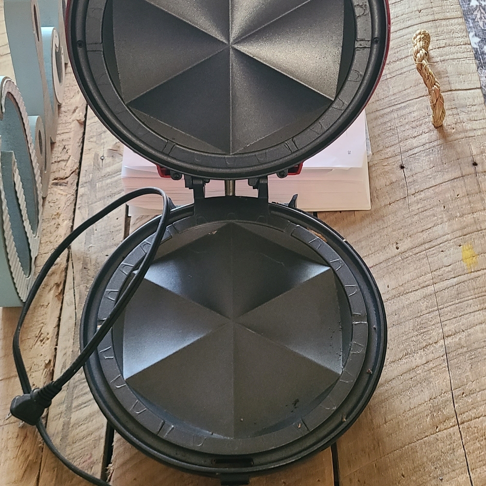 Black Electric Pie and Pastry Press – Compact Nonstick Cooker